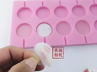 10、相片水晶棒棒糖（超详细）,待糖稍微冷却后 放入提前剪好的糯米纸撕掉透明背胶  注意图片不要放反哦 
