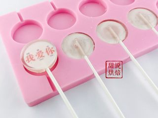 13、相片水晶棒棒糖（超详细）,待糖完全冷却变硬再从模具取出  这步不能急 淡定淡定 革命就要成功了 不要毁在这一步 糖没完全冷却硬拿出来就会变形毁了