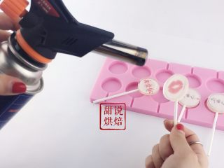 15、相片水晶棒棒糖（超详细）,用喷枪在棒棒糖的表面轻轻薄薄的喷一喷  糖就会变得清澈透明了。记得把背面也喷一喷 到时候才不会黏袋子。用喷枪一定要注意安全 不要对着人开火 安全第一哈