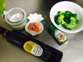 1、西兰花饭团,材料