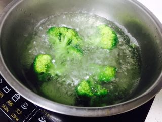 2、西兰花饭团,烧锅开水 西兰花汆水 为了保证不变色 可以放一点盐 几滴食用油