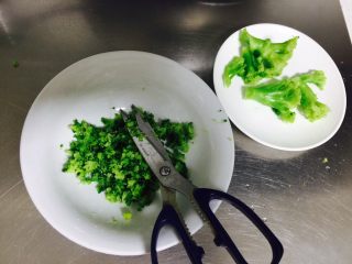 3、西兰花饭团,用剪刀 把西兰花的头剪碎 