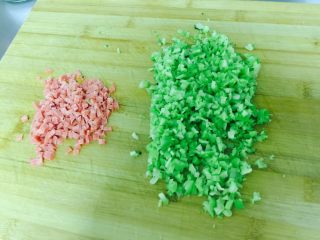 4、西兰花饭团,把剩余的西兰花梗 切碎 小香肠 切碎 备用