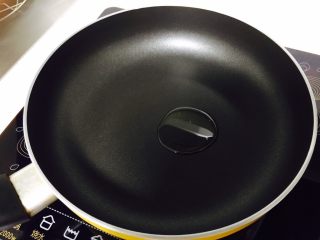 5、西兰花饭团,炒锅 放一点食用油 不要很多哟 看图