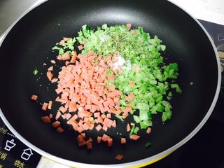 6、西兰花饭团,放入 西兰花梗 小香肠 一点点盐 黑胡椒 