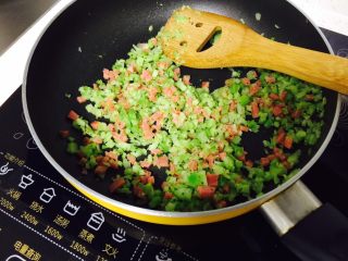 7、西兰花饭团,翻炒2分钟就可以了