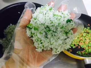 12、西兰花饭团,带上一次性手套 取拌好的米饭 这时看你要做大的 做小 建议给朋友吃做小一点的