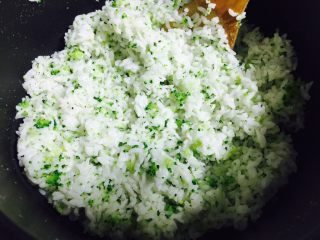 10、西兰花饭团,拌均匀 