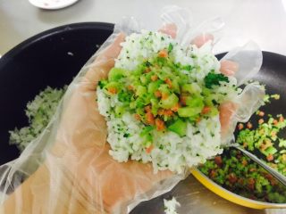 13、西兰花饭团,一勺馅料