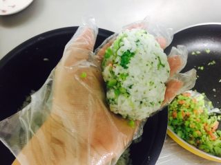 14、西兰花饭团,双手合十 包裹住馅料 捏实