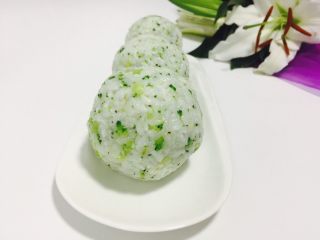 15、西兰花饭团,作为早餐 很清新的 少油少盐