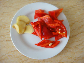 4、罗勒烧鸡腿,准备红椒片和生姜片