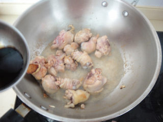 8、罗勒烧鸡腿,加入生抽和老抽