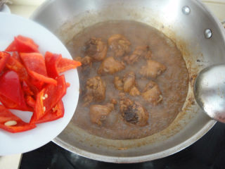 11、罗勒烧鸡腿,加入红椒片