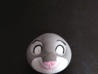 7、疯狂动物城翻糖杯蛋糕,粉色做出鼻头，搓细条做出嘴部。同理，浅灰色做出眼窝，黑色细条做成眼眶和眉毛。