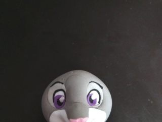 8、疯狂动物城翻糖杯蛋糕,在眼球上先填充紫色小球，压扁，黑色细条围绕一下，再用更小的白色小球点缀出瞳孔高光。