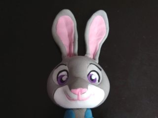 10、疯狂动物城翻糖杯蛋糕,调出蓝色，分成几部分。如图先围出衬衣领子。