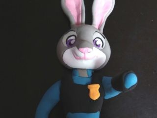 11、疯狂动物城翻糖杯蛋糕,安好黑色背心，双臂，做好胸前徽章。