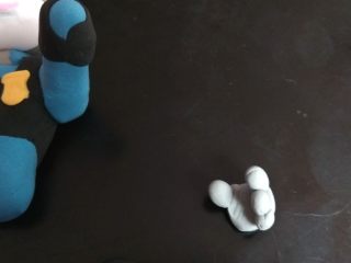 12、疯狂动物城翻糖杯蛋糕,用灰色小球捏出手指和手掌抓握的样子。