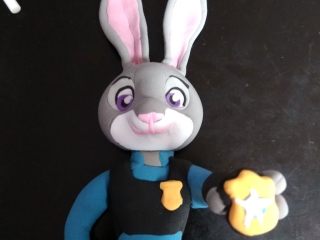 13、疯狂动物城翻糖杯蛋糕,组合好，底部用牙签扎好，固定在蛋糕上，阴凉处晾干凝固即可。