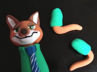 18、疯狂动物城翻糖杯蛋糕,做出领子和领带。按比例捏出肩膀和手臂。摆好位置即可