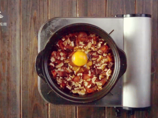17、川味腊肠煲仔饭-麻辣鲜香超下饭!,煲内打1个完整的鸡蛋