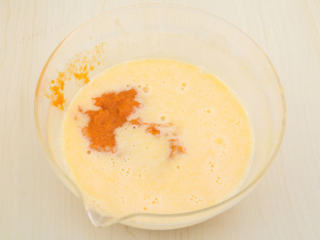 4、南瓜戚风 ,加入南瓜泥搅拌均匀。