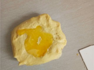 3、椰蓉花朵面包,加入软化的黄油。