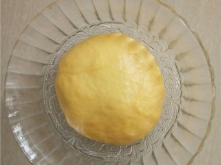 5、椰蓉花朵面包,盖上保鲜膜，室温发酵30分钟。