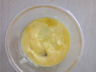 6、椰蓉花朵面包,黄油隔水融化。