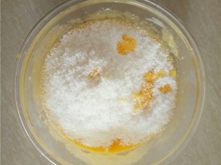 9、椰蓉花朵面包,加入椰蓉。