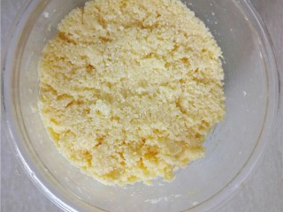 10、椰蓉花朵面包,用刮刀拌均匀，入冰箱冷藏。