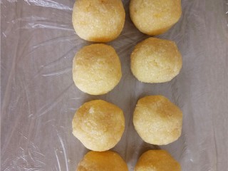 11、椰蓉花朵面包,将冷藏好的椰蓉馅取出分成25克一个。