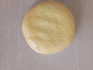 15、椰蓉花朵面包,收口朝下稍稍压扁。