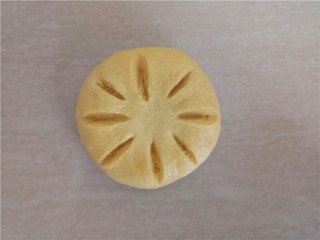 16、椰蓉花朵面包,用刀片割做花瓣。（当只需切到看见椰蓉即可不用切到底）