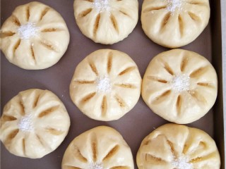 18、椰蓉花朵面包,发好的面包喷上清水，在中间位置撒上少许椰蓉。