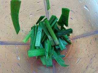 2、儿童蔬菜汤饭,韭菜洗净，切去根部，入料理机打成汁，过滤备用。