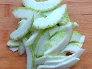 3、儿童蔬菜汤饭,腌虾仁的同时，将西葫芦洗净，去籽，切薄片。