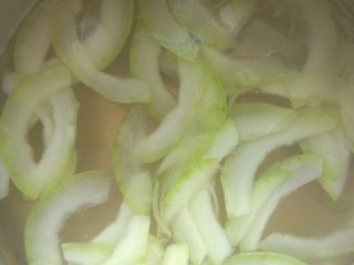 4、儿童蔬菜汤饭,锅中加少许高汤和水，调少许盐和生抽，烧开后加西葫芦小火煮熟。