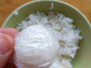 6、儿童蔬菜汤饭,取适量米饭，用保鲜膜包住，捏成球形。红薯洗净，放在装了少许水的浅盘中，用微波炉高火三分钟后，翻转再三分钟，捏捏芯里变软了，就可以了。取出剥皮