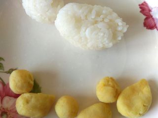 7、儿童蔬菜汤饭,同样捏出身体的形状。用薯泥做的小鸭子也是一样。