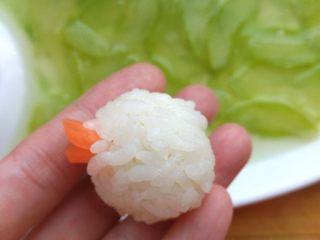 8、儿童蔬菜汤饭,胡萝卜片刻出嘴巴，插在米饭里。
