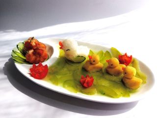 13、儿童蔬菜汤饭,摆盘即可。