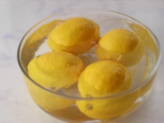 1、柠檬蜜&柠檬冰红茶,热水里加点盐，放入柠檬，浸泡一会儿