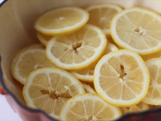 4、柠檬蜜&柠檬冰红茶,然后一层一层铺在锅里