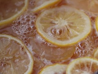 10、柠檬蜜&柠檬冰红茶,开小火继续慢熬15-20分钟