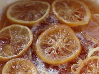 14、柠檬蜜&柠檬冰红茶,熬好的柠檬，晶莹剔透，有韧性，颜色也比一开始变深好多，直接这样风干，就变成柠檬干，也很好吃