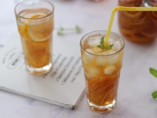 21、柠檬蜜&柠檬冰红茶,直接冲入凉开水，就是一杯健康的蜜柠檬水，最近温度直冲37度，我更喜欢加入柠檬蜜，放满冰块，再倒入提前冷萃好的冰红茶，光是看着都沁人心脾，喝一杯简直太爽了