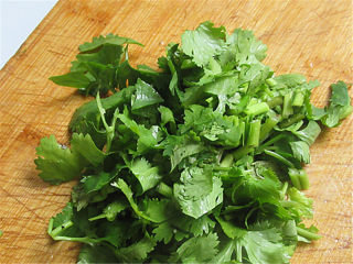 6、下酒菜凉拌黄瓜花生米,芫荽切段,如果不爱吃生芫荽,可以焯水一下