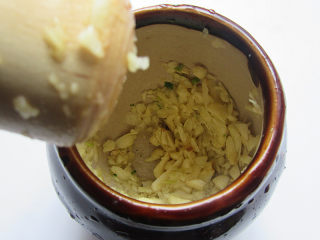 7、下酒菜凉拌黄瓜花生米,蒜头剥去外皮捣碎成泥